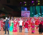 赵海荣老师同葫芦丝名家李春华郭光辉在世界舞蹈大会开幕式上演出打跳欢歌